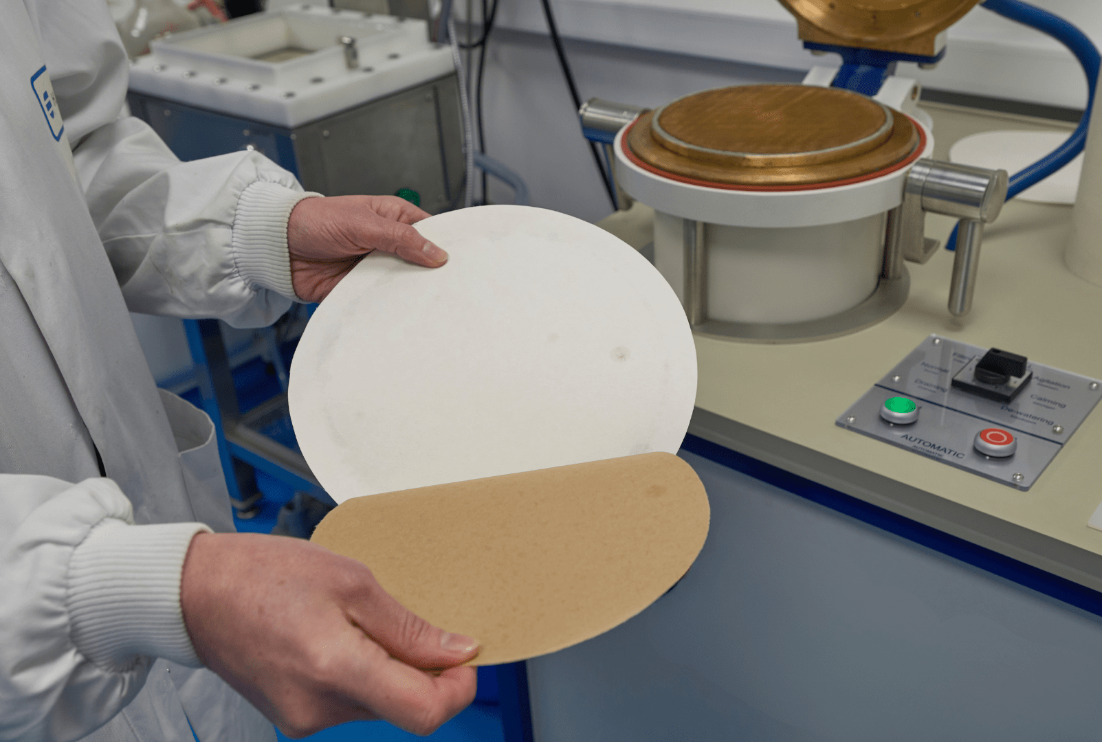 cepi-recyclability-test-method-being-performed-at-the-blois-lab